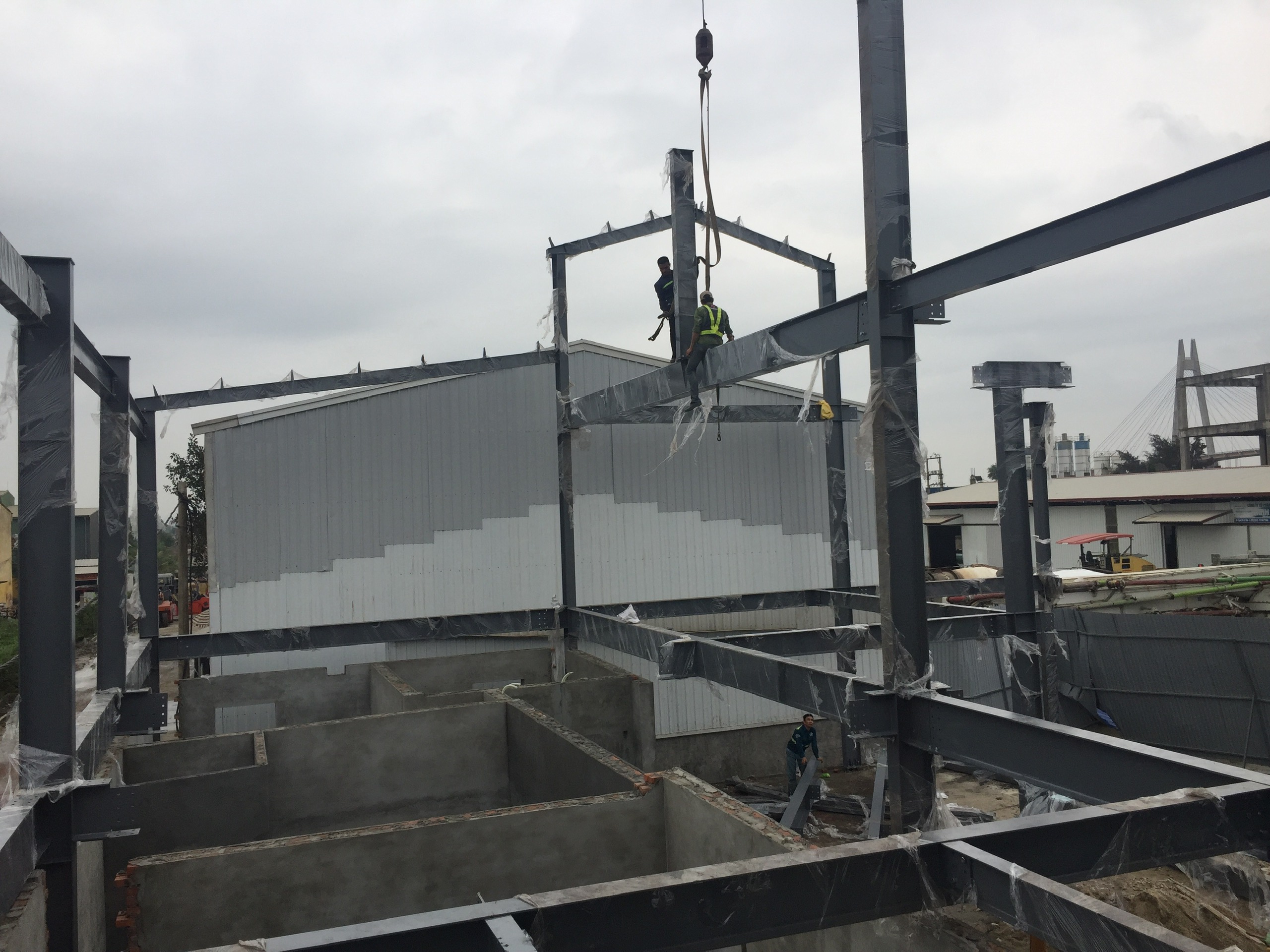 Thi công lắp dựng khung thép nhà văn phòng Sở Dầu Hải Phòng