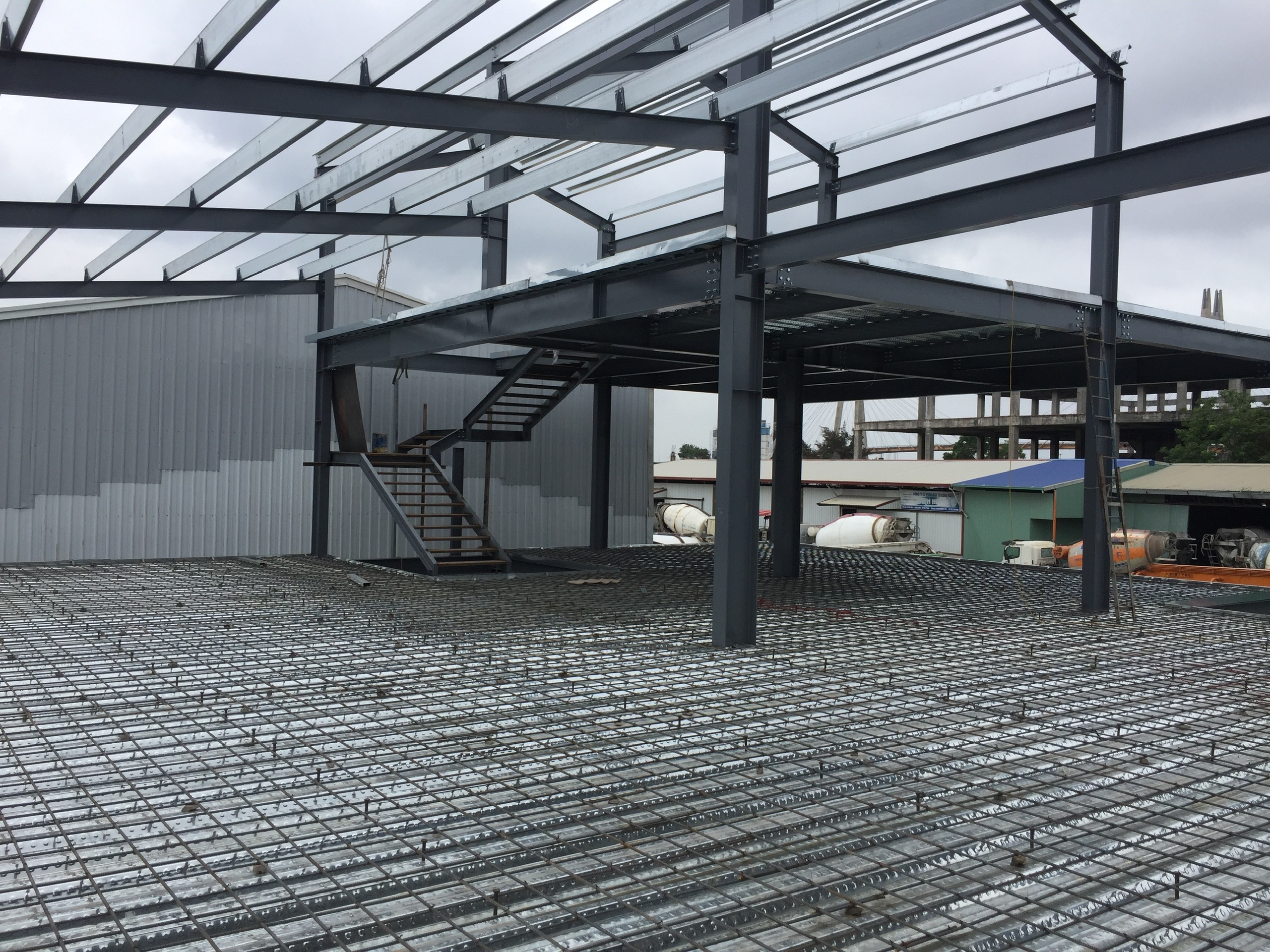 Thi công lắp dựng khung thép nhà văn phòng Sở Dầu Hải Phòng